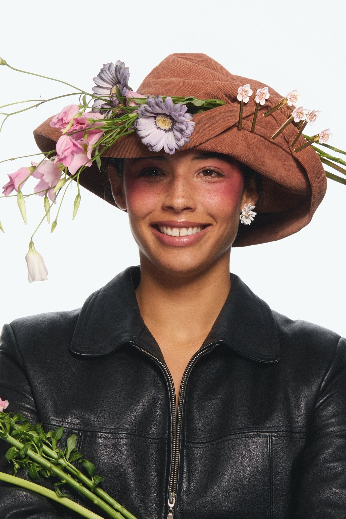 White And Gold Daisy Earrings With A Pavé Heart (STUD)