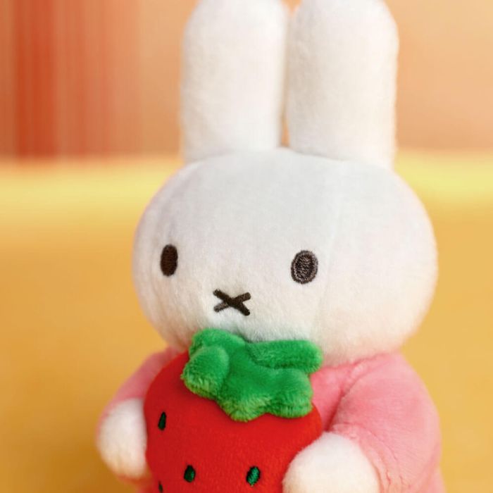 MIFFY WITH STRAWBERRY KEYRING