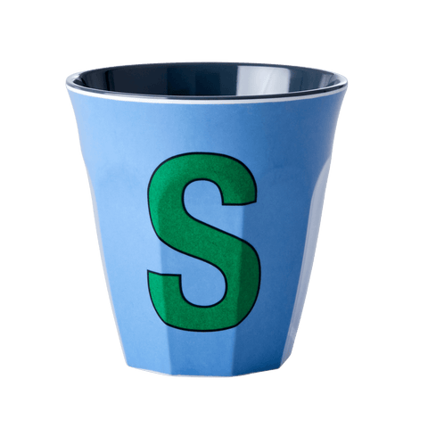 Melamine Cup with letter S Stoffig blauw - Medium - Mu Shop