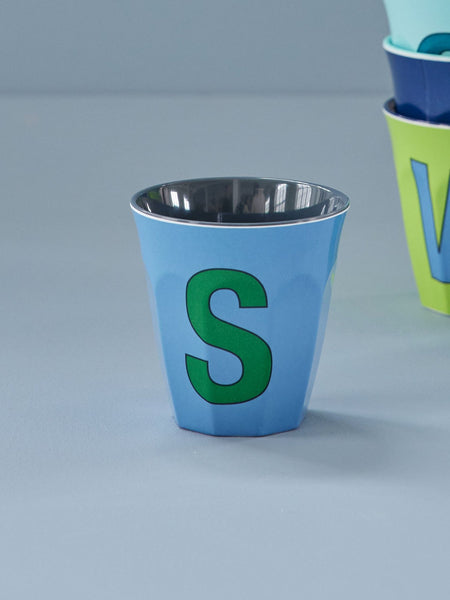 Melamine Cup with letter S Stoffig blauw - Medium - Mu Shop