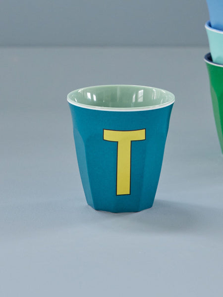 Melamine Cup with letter T Smaragdgroend - Medium - Mu Shop
